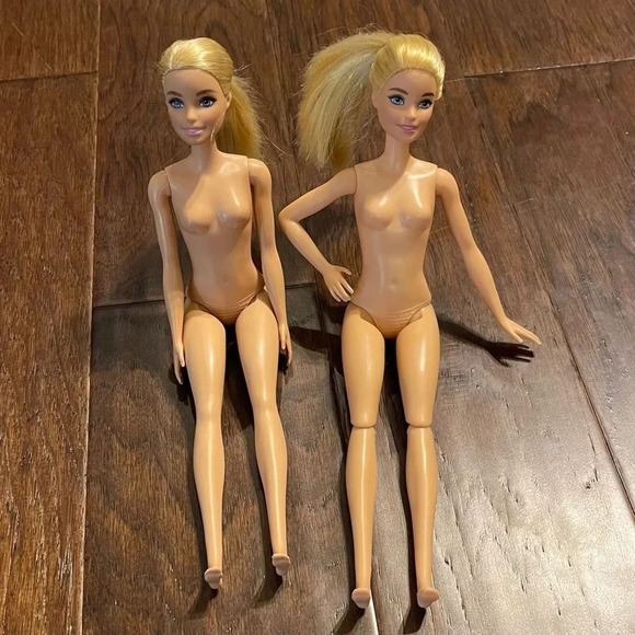 Two Barbie Dolls Millie Blonde Left Side Part Flat Feet Bent Right Arm 2015 - Picture 3 of 8